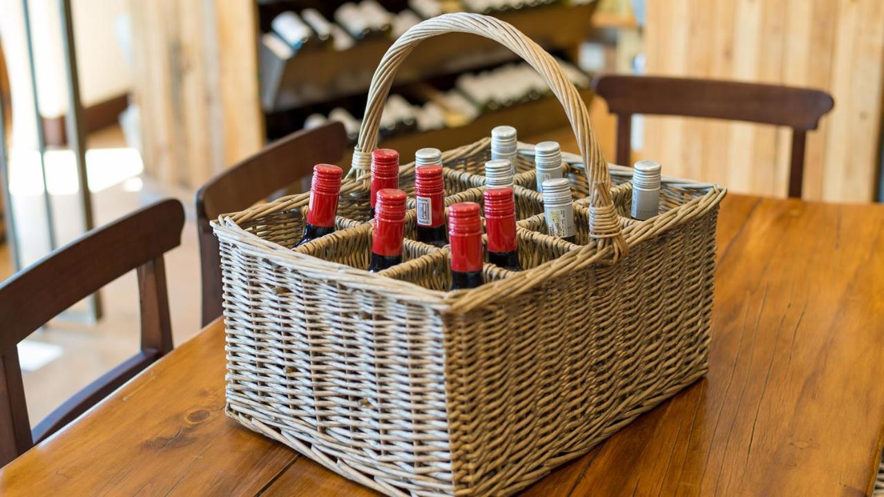 Drostdy Hotel Graaff-Reinet Екстериор снимка A wine carrier