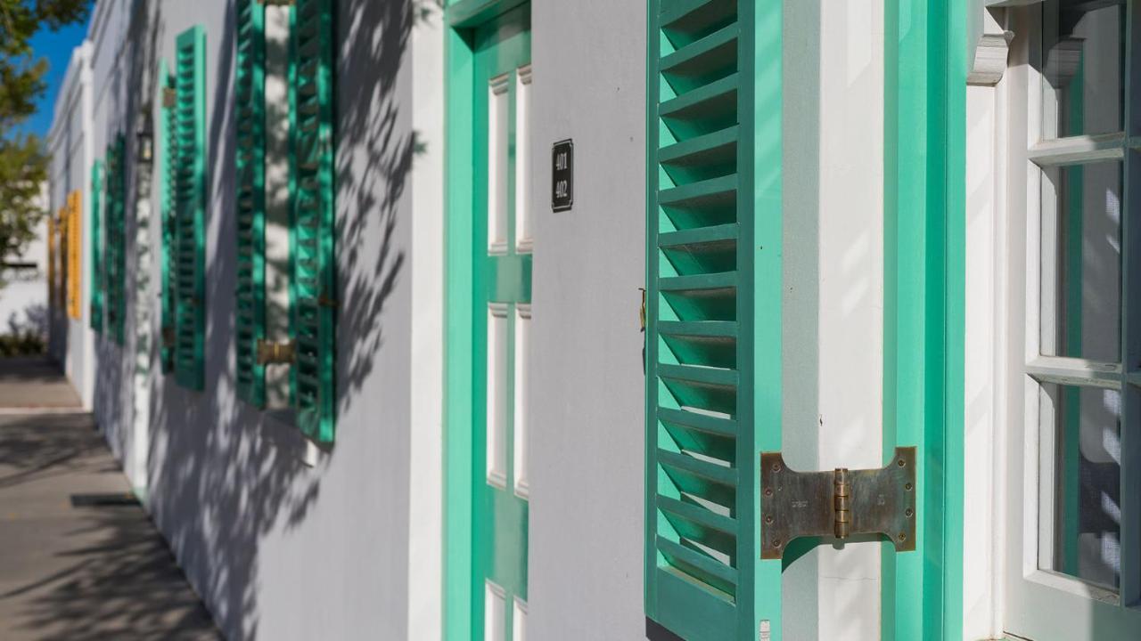 Drostdy Hotel Graaff-Reinet Екстериор снимка A close up of a green and white staircase